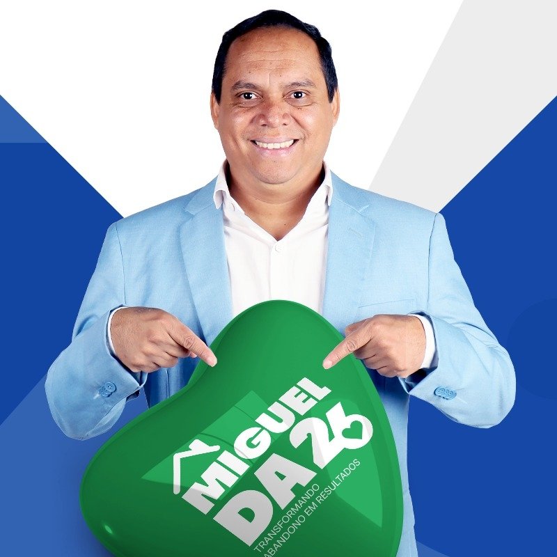 Miguel da 26 com moradores da comunidade